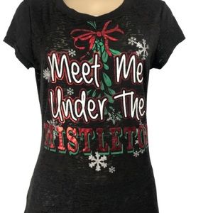 MEET ME UNDER THE MISTLETOE black red t-shirt